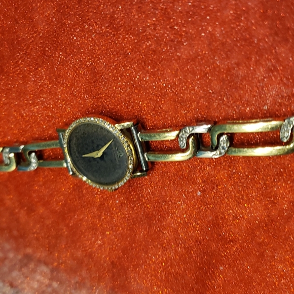 Baume and Merceir Geneve vintage watch..18k gold..... has 80pcs tiny diamonds... - Picture 9 of 16